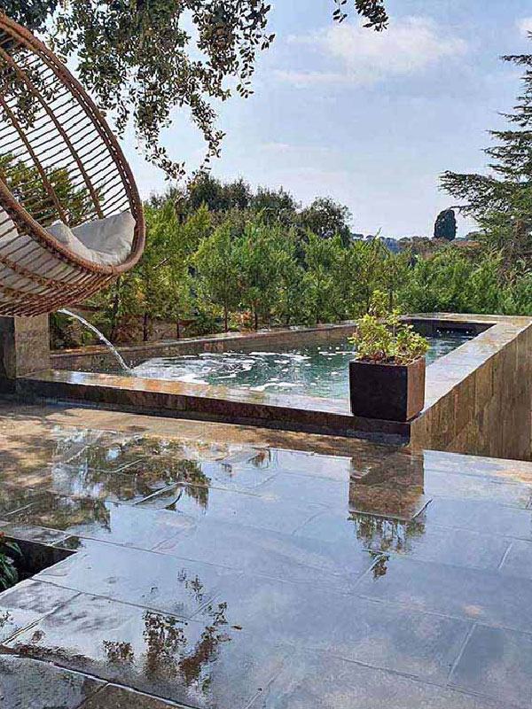 piscina con cascada girona